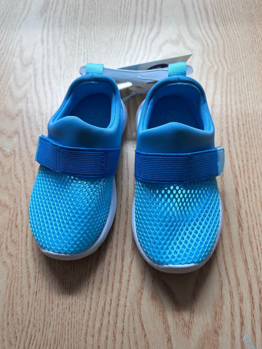New kids Cat & Jack Strap Closure Easy slip in Sneakers or Aqua Shoes Blu Size 6